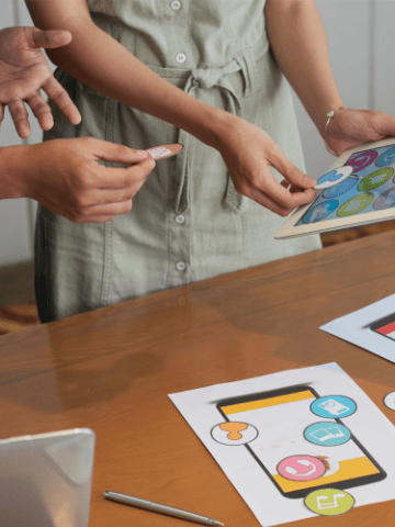 Duas pessoas a discutirem a escolha de ícones para a gestão de redes sociais