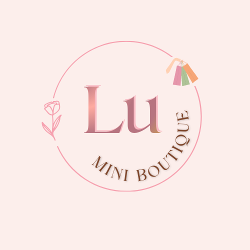 Logótipo redondo no meio da página da Marca Lu Mini Boutique com um fundo rosa. Destacado com um círculo e com decorado com uma rosa e uma mão com sacos de comoras