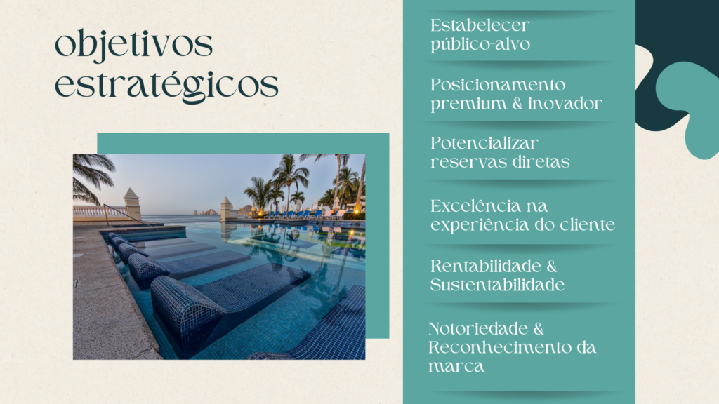 Imagem apelativa do Hotel das espreguiçadeiras sobre a piscina com uma lista ao lado dos principais pontos do Plano Estratégico